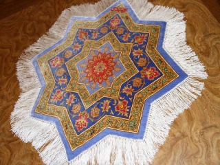 変わってるペルシャ絨毯の形星形、クムシルク57005