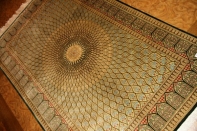 手織りペルシャ絨毯クムシルク、人気ゴンバディデザイン48081