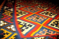 キリムじゅうたんのソファー前シラズ3553