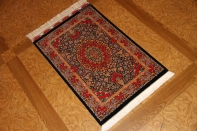 バラいっぱい高級クムシルクペルシャ絨毯56037