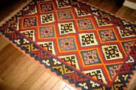 キリムじゅうたんのソファー前シラズ3553