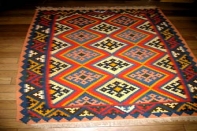 キリムじゅうたんのソファー前シラズ3553