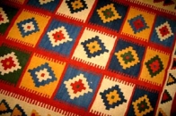 キリムのソファー前シラズジュウタンキリム8067