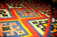 キリムじゅうたんのソファー前シラズ3553