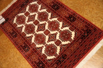 トルケマン産地の手織りペルシャ絨毯玄関マットサイズ26854