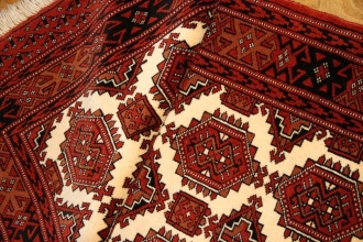 トルケマン産地の手織りペルシャ絨毯玄関マットサイズ26854