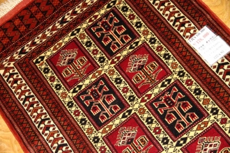 トライバルデザインの手織りペルシャ絨毯トルケマン産27604