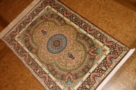 カラフルなクムシルク絨毯手織りペルシャ56078