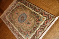 カラフルなクムシルク絨毯手織りペルシャ56078