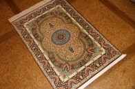 カラフルなクムシルク絨毯手織りペルシャ56078