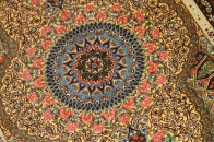 カラフルなクムシルク絨毯手織りペルシャ56078