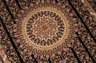 高級シルクのモハラマトデザインペルシャ絨毯56072