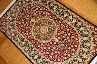 赤い玄関マットクムの手織りペルシャシルク50065