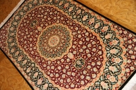 赤い玄関マットクムの手織りペルシャシルク50065