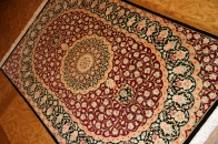 赤い玄関マットクムの手織りペルシャシルク50065