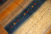 手織りペルシャギャッベの明るい色彩ソファー前ラグ19210