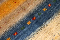 手織りペルシャギャッベの明るい色彩ソファー前ラグ19210