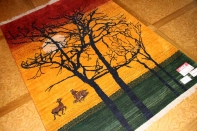 おしゃれ手織りペルシャギャッベソファー前のオレンジ色18105