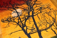 おしゃれ手織りペルシャギャッベソファー前のオレンジ色18105