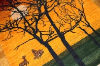 おしゃれ手織りペルシャギャッベソファー前のオレンジ色18105