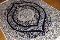 ペルシャ絨毯ナイン、シックな紺の色彩ラグサイズ530808