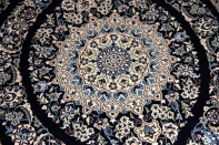 ペルシャ絨毯ナイン、シックな紺の色彩ラグサイズ530808