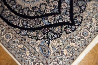 ペルシャ絨毯ナイン、シックな紺の色彩ラグサイズ530808