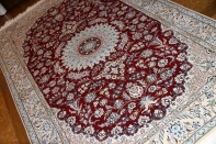手織りイラン製リビングラグ、ペルシャ絨毯ナイン赤色21151