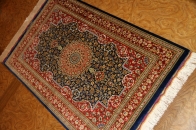 とっても綺麗なネイビーブルー色のシルク玄関マットペルシャ56071