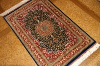 とっても綺麗なネイビーブルー色のシルク玄関マットペルシャ56071