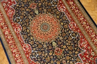 とっても綺麗なネイビーブルー色のシルク玄関マットペルシャ56071