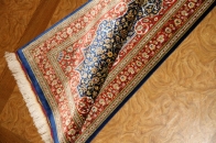 とっても綺麗なネイビーブルー色のシルク玄関マットペルシャ56071