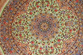 ペルシャ絨毯の丸、シルク手織りクム産地2456261