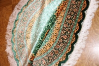 楕円形シルク手織りペルシャ絨毯、とても綺麗なグリーン色440160