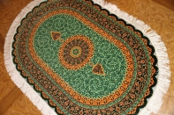 楕円形シルク手織りペルシャ絨毯、とても綺麗なグリーン色440160