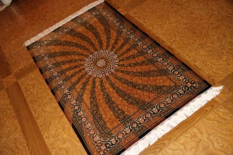 ペルシャ絨毯シルク珍しいデザインと色合い248427