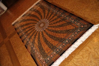 ペルシャ絨毯シルク珍しいデザインと色合い248427