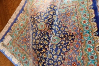 クムシルク手織りペルシャ絨毯ブルー色玄関マット75139