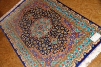 クムシルク手織りペルシャ絨毯ブルー色玄関マット75139