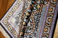 クムシルク手織りペルシャ絨毯素敵な紺色玄関マット75142