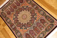 高級手織りペルシャ絨毯クムシルクの珍しいデザイン玄関マット60029