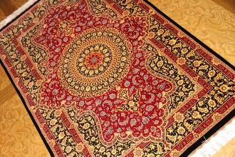 伝統的なペルシャ絨毯ラグシルクメダリオンの赤い色75163