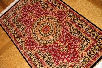 伝統的なペルシャ絨毯ラグシルクメダリオンの赤い色75163