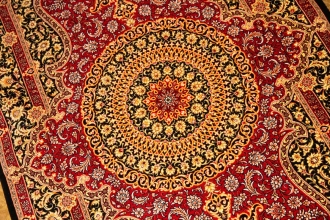 伝統的なペルシャ絨毯ラグシルクメダリオンの赤い色75163
