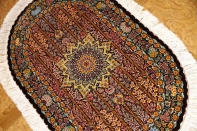 楕円形シルク手織りペルシャ絨毯、クム産モハラマトデザイン60031