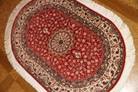 楕円形手織りペルシャ絨毯、クムシルクメダリオン60034