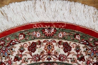 楕円形手織りペルシャ絨毯、クムシルクメダリオン60034