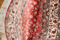 楕円形手織りペルシャ絨毯、クムシルクメダリオン60034