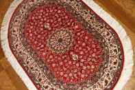 楕円形手織りペルシャ絨毯、クムシルクメダリオン60034