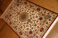 赤いバラの花じゅうたんペルシャシルクの玄関サイズ56086